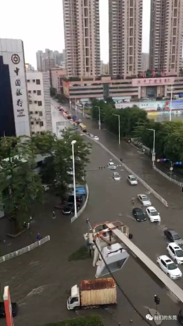 辽宁盘锦海水倒灌致街道淹没，探寻小巷特色小店！