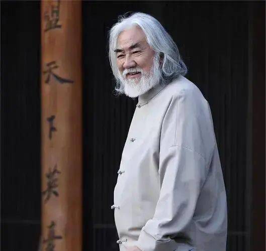 73岁张纪中再添新丁，小巷特色小店探秘与父爱延续的喜悦故事！
