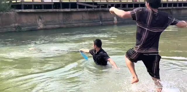 心灵与自然的奇妙之旅，热心大哥灭火救人，全网寻找英雄身影