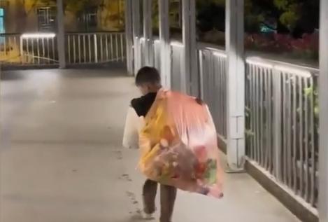广州少年辍学拾荒背后的故事，友情之旅与意外人生