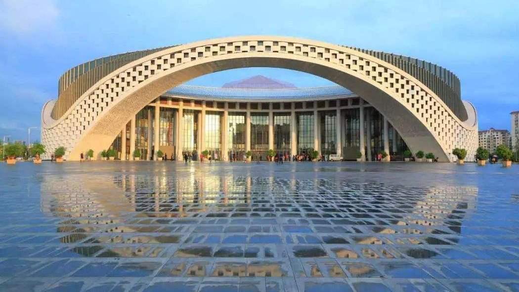 中国财政稳健前行，正积极实现今年预算目标并迎来探索自然美景的好时机
