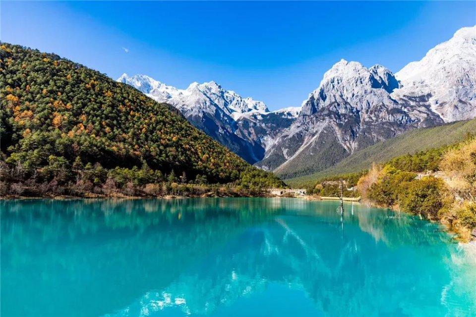新能源车最新上市，自然美景的平静探索之旅